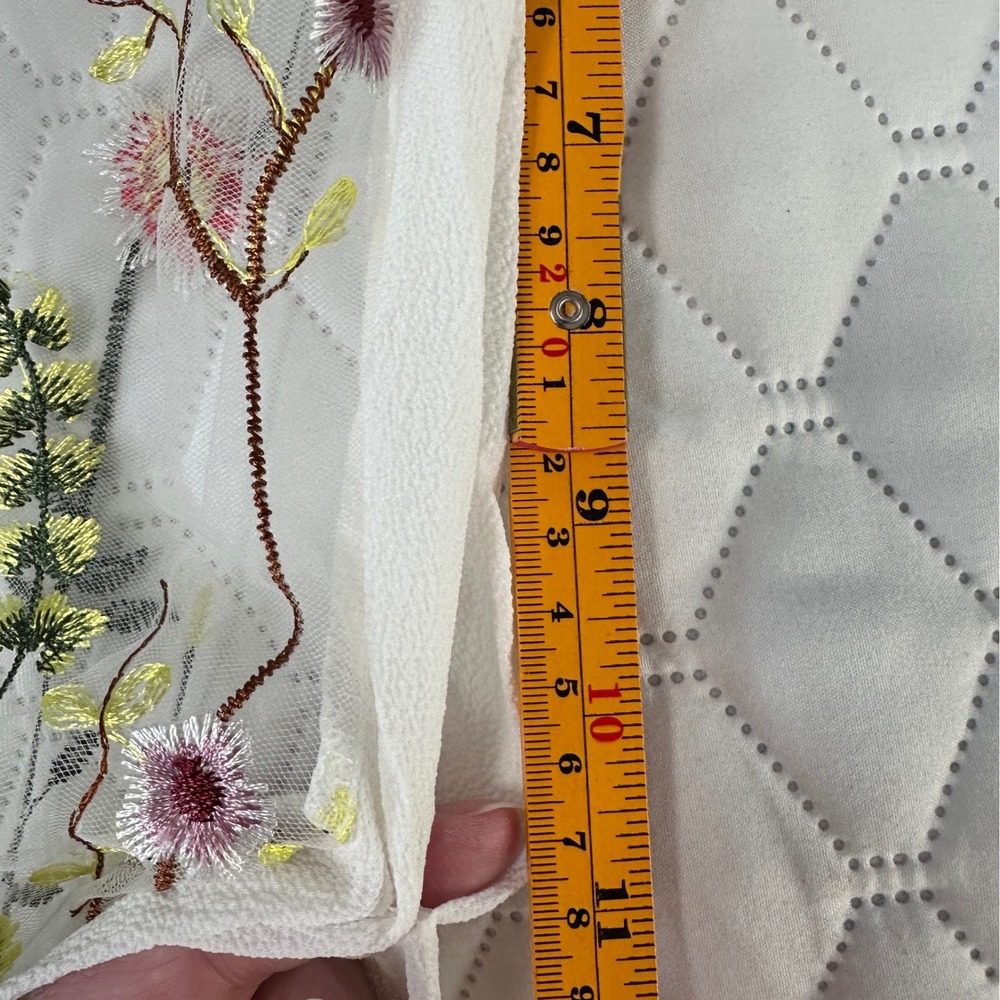 Delicate Floral Embroidered Kimono - White - Picture 4 of 5